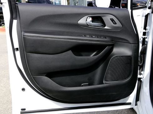 New 2027 Chrysler Pacifica Select FWD image 15
