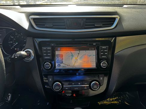 Used 2016 Nissan Rogue SV w/ SV Premium Package image 12