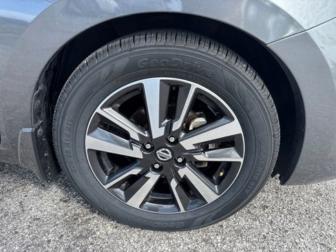 Certified 2021 Nissan Versa SV FWD image 7