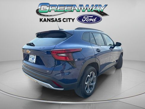 Used 2024 Chevrolet Trax LT w/ Sunroof Package FWD image 7