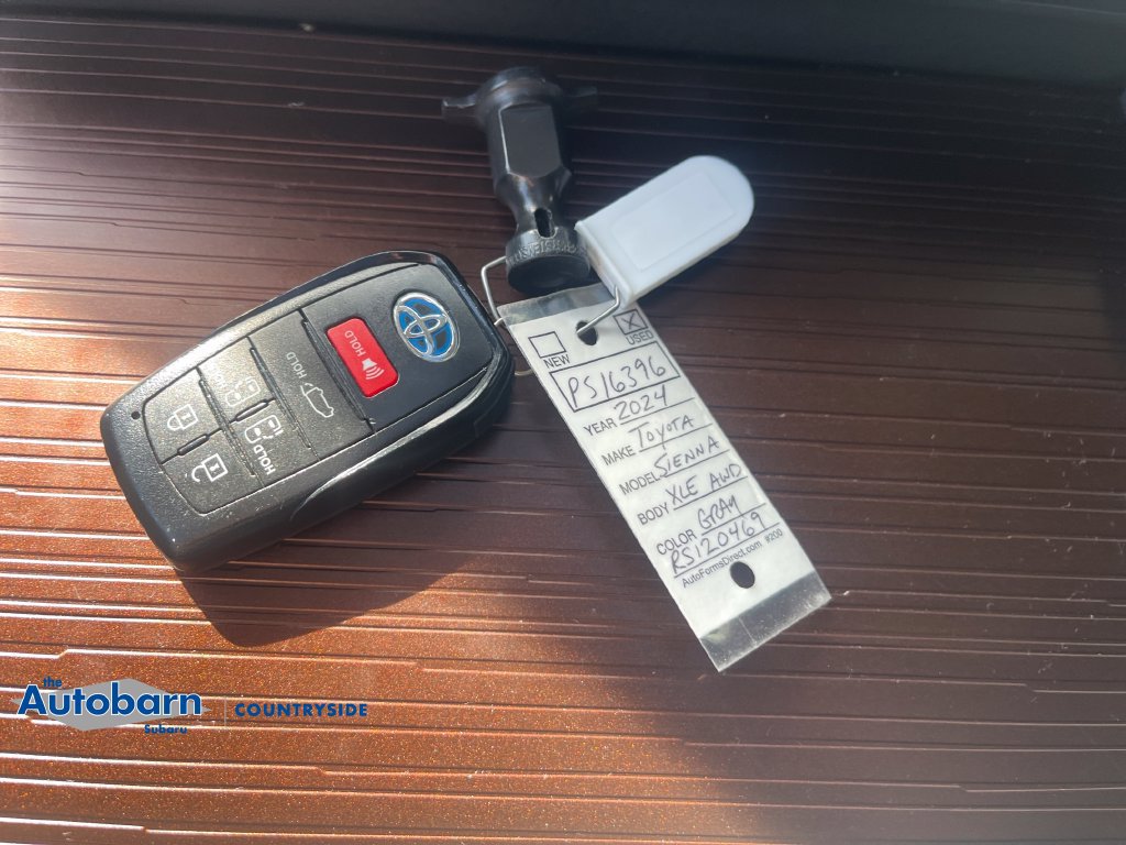 Used 2024 Toyota Sienna XLE AWD/4WD image 21