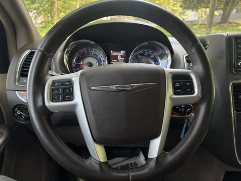 Used 2016 Chrysler Town & Country Touring image 25