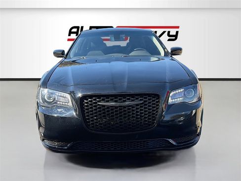 Used 2022 Chrysler 300 Touring w/ Sport Appearance Package image 2