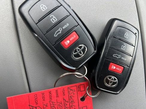 Used 2024 Toyota Highlander XLE AWD/4WD image 29