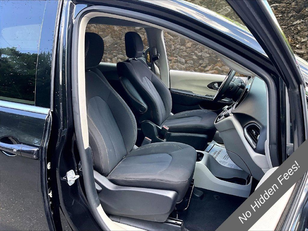 Used 2022 Chrysler Voyager LX FWD image 7