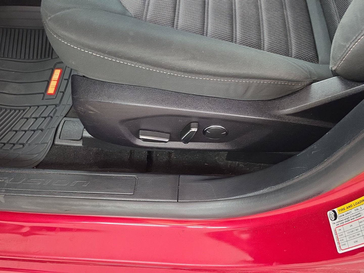 Used 2020 Ford Fusion SE FWD image 14