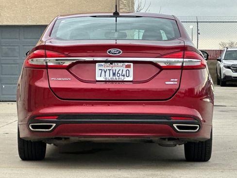 Used 2017 Ford Fusion SE w/ Fusion SE Technology Package image 4