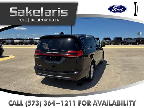 Used 2023 Chrysler Pacifica Touring-L FWD image 5