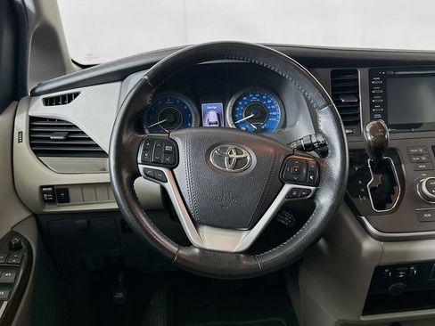 Used 2020 Toyota Sienna XLE image 18