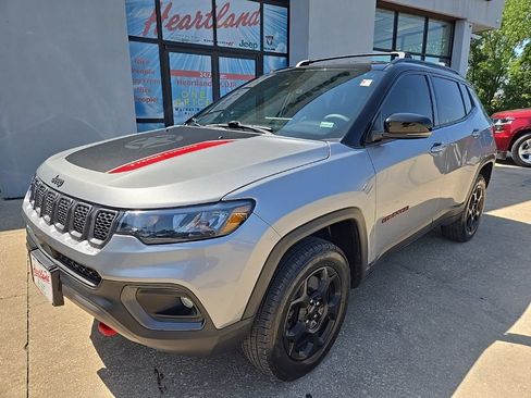 Used 2023 Jeep Compass Trailhawk AWD/4WD image 2