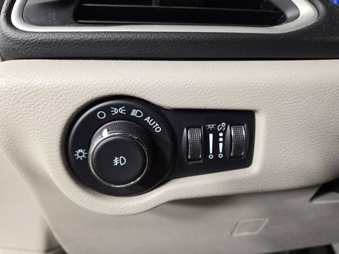 Used 2022 Chrysler Pacifica Touring-L FWD image 30