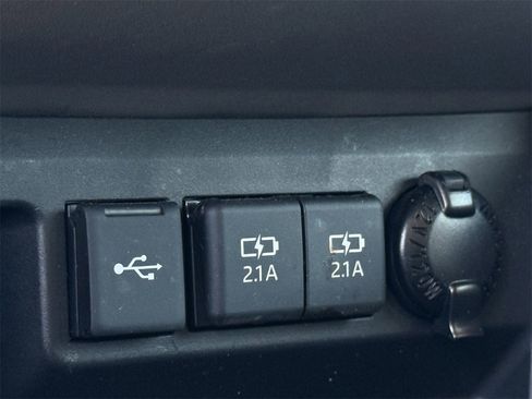 Used 2020 Toyota Highlander LE image 20