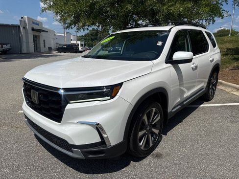 Certified 2025 Honda Pilot Touring image 3