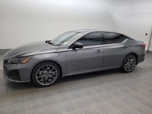 Used 2024 Nissan Altima 2.0 SR FWD image 2