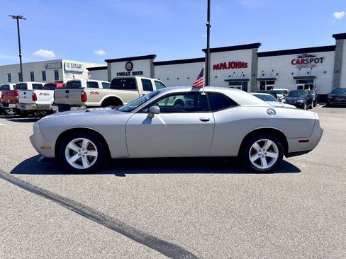 Used 2014 Dodge Challenger SXT RWD image 3