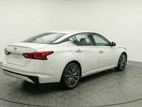 Used 2025 Nissan Altima 2.5 SV FWD image 9