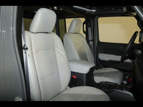 Used 2023 Jeep Gladiator Overland AWD/4WD image 25