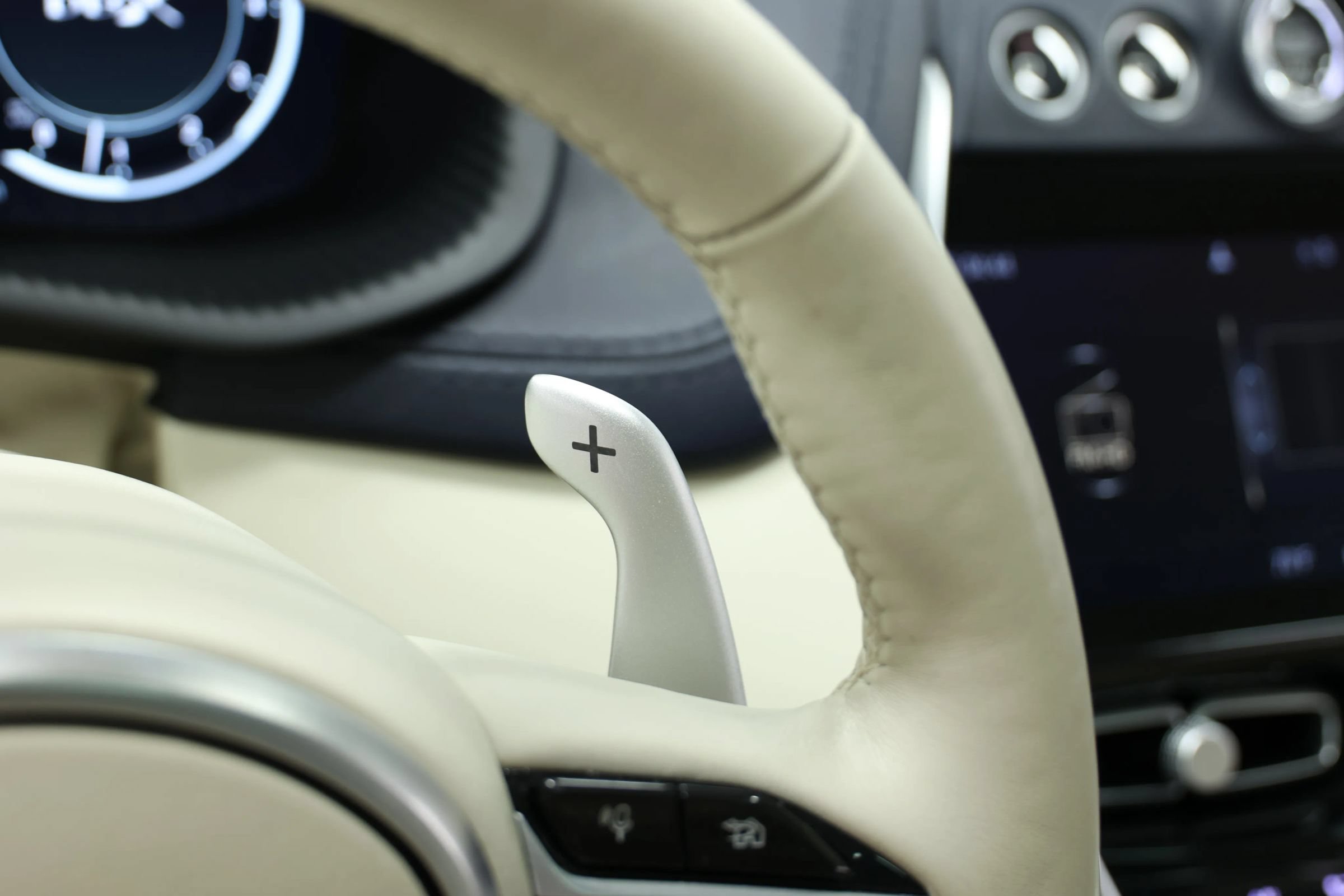 Used 2021 Aston Martin DBX AWD/4WD image 27