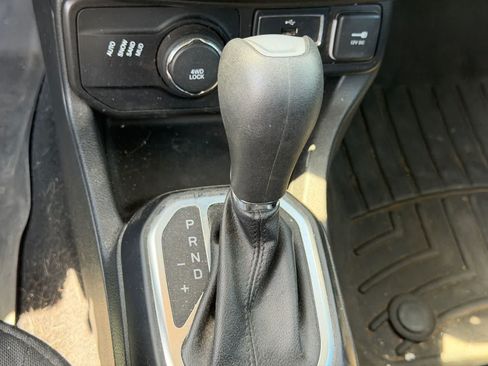 Used 2019 Jeep Renegade Latitude w/ Popular Equipment Group AWD/4WD image 19