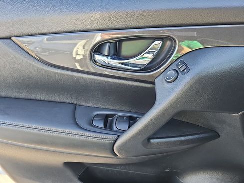 Used 2019 Nissan Rogue SV image 31