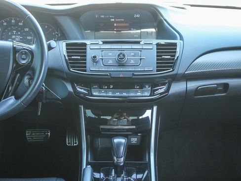 Used 2017 Honda Accord Sport image 15