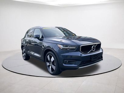 Used 2022 Volvo XC40 T5 Momentum w/ Premium Package