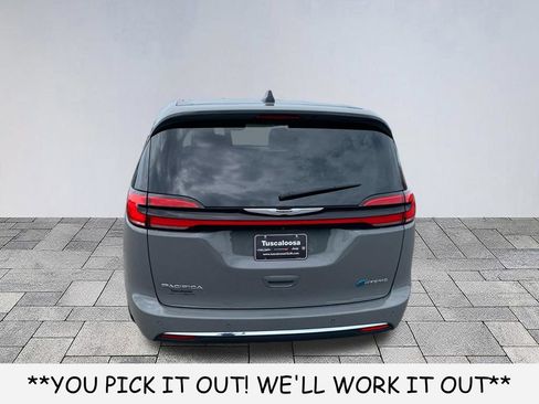 Used 2023 Chrysler Pacifica Touring-L FWD image 6