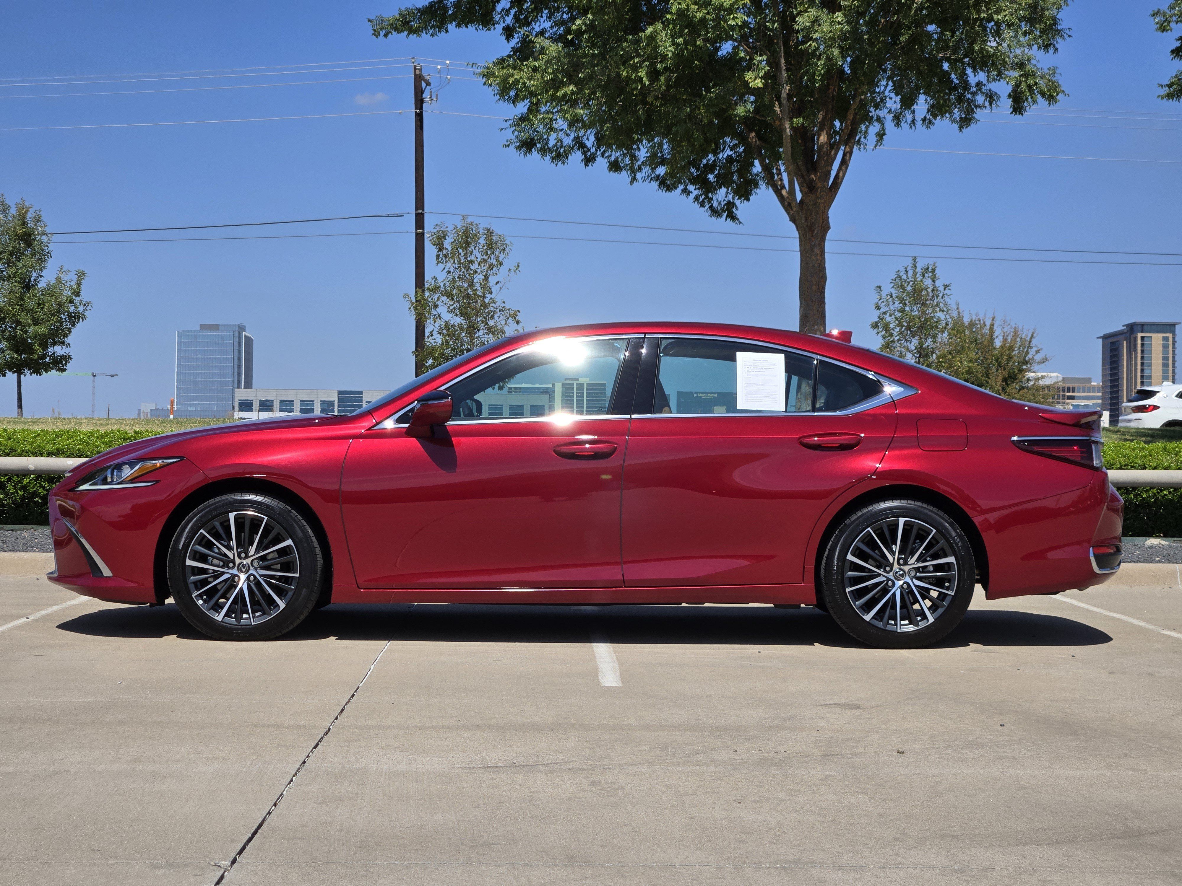 Used 2025 Lexus ES 300h w/ Premium Package FWD image 2