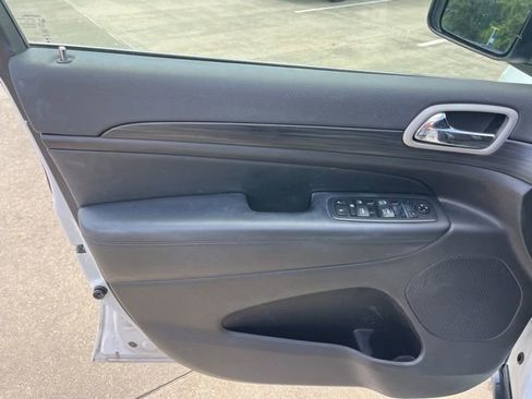 Used 2020 Jeep Grand Cherokee Laredo w/ Laredo X Package RWD image 12