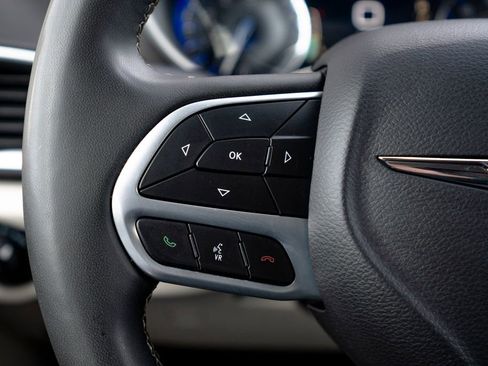 Used 2024 Chrysler Pacifica Touring-L FWD image 17