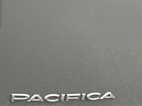 Used 2023 Chrysler Pacifica Touring-L FWD image 23