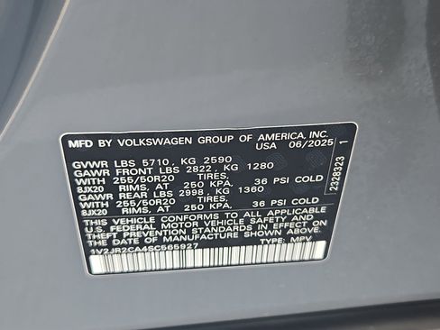 Used 2025 Volkswagen Atlas SE image 34