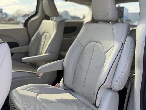 Used 2017 Chrysler Pacifica Platinum FWD image 20