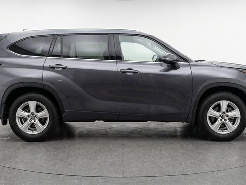 Used 2025 Toyota Highlander LE FWD image 11