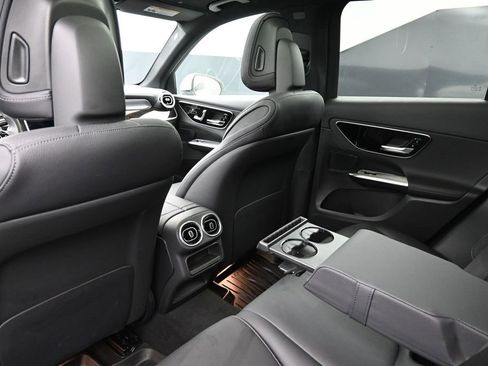 Used 2025 Mercedes-Benz GLC 300 4MATIC image 31