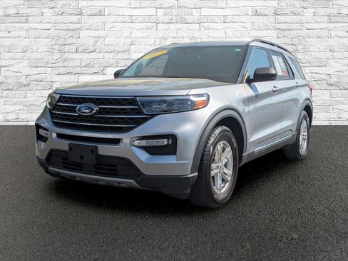 Used 2023 Ford Explorer XLT w/ Equipment Group 202A RWD image 2