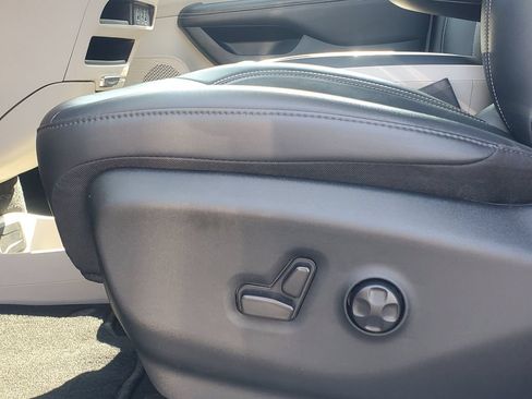 Used 2024 Chrysler Pacifica Touring-L FWD image 6