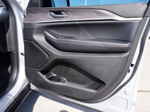 Used 2024 Jeep Grand Cherokee Limited RWD image 11