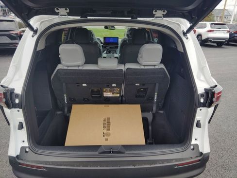 New 2026 Toyota Sienna XLE image 10