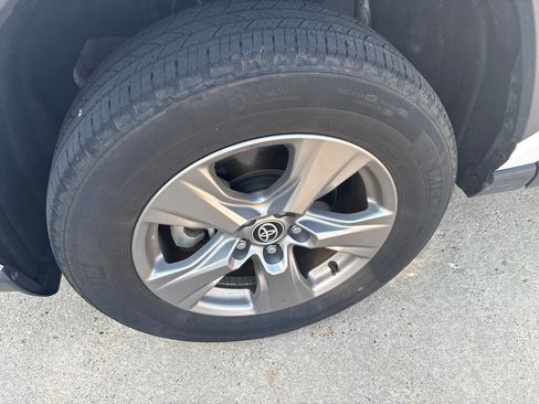 Used 2025 Toyota RAV4 XLE AWD/4WD image 11