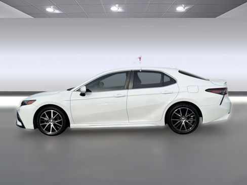 Used 2022 Toyota Camry SE FWD image 2