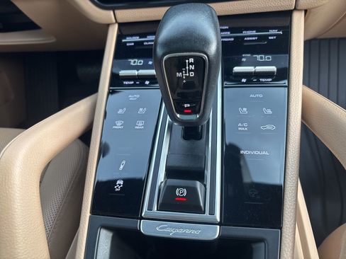 Used 2022 Porsche Cayenne Platinum Edition image 34