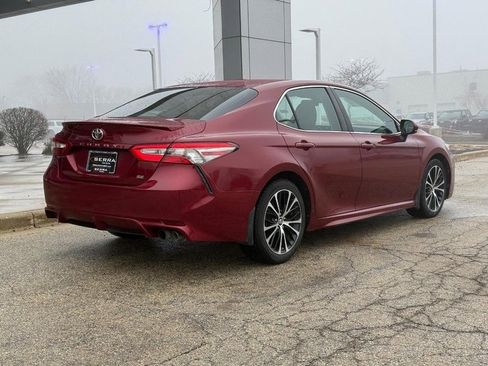 Used 2018 Toyota Camry SE image 3
