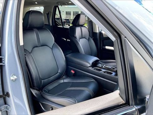 Used 2024 Honda Pilot Touring image 11