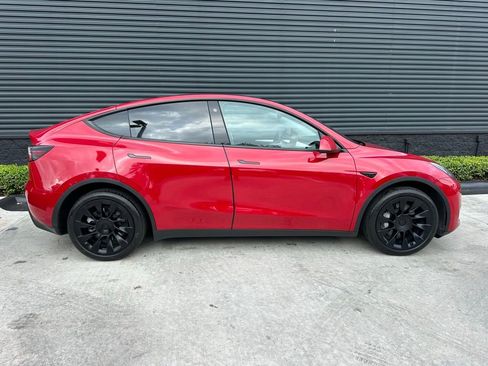 Used 2022 Tesla Model Y Long Range image 10