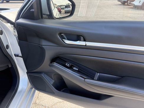 Used 2023 Nissan Altima 2.5 SV FWD image 11