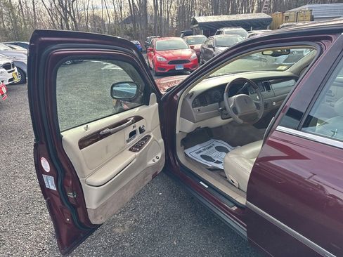 Used 2000 Lincoln Town Car Cartier image 25