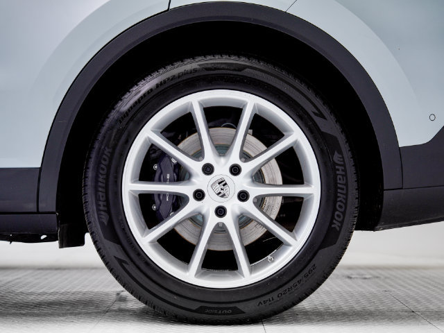 Certified 2026 Porsche Cayenne AWD/4WD image 32