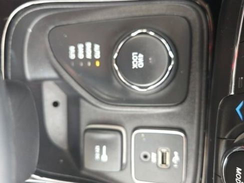 Used 2021 Jeep Compass Limited image 24