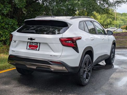 New 2026 Chevrolet Trax ACTIV w/ Sunroof Package FWD image 2
